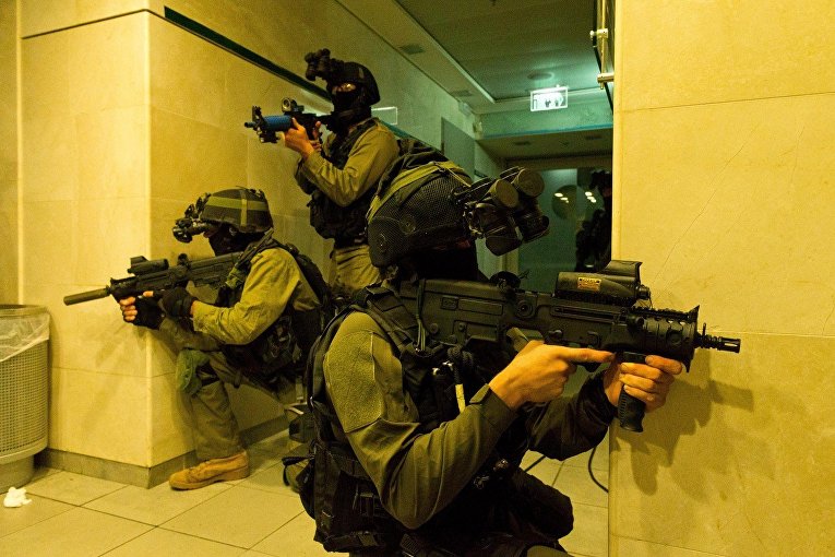 Тренировка израильских военных в высотном здании