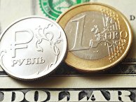 Монеты номиналом один рубль, один евро на банкноте один доллар США