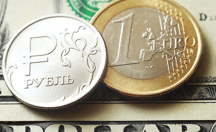 Монеты номиналом один рубль, один евро на банкноте один доллар США