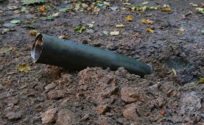 Оболочка снаряда в лесу после взрыва на военном складе под Черниговом. 9 октября 2018