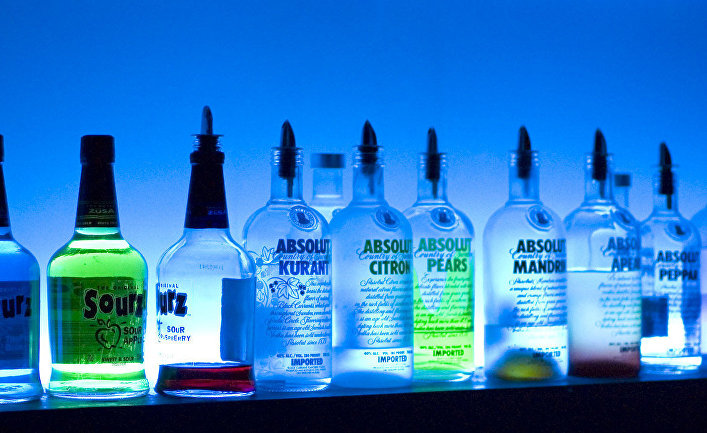 Бутылки водки Absolut в баре