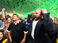 Лидер партии Зеленых Роберт Хабек (в центре) и Антон Хофрайтер (справа) празднуют на выборах в государственный парламентев Мюнхене