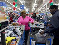 Покупатели в магазине сети Wal-Mart в Вашингтоне