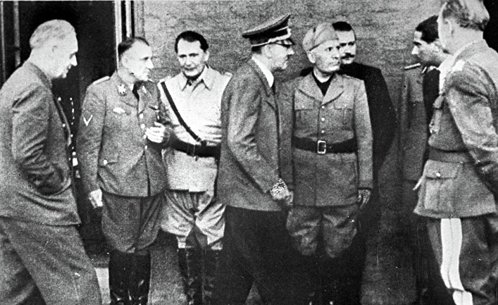 Иоахим фон Риббентроп, Мартин Борман, Герман Геринг, Адольф Гитлер и Бенито Муссолини
