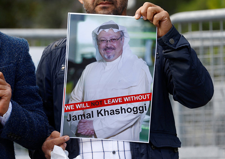 Портреты журналиста Джамала Хашогги во время демонстрации перед консульством Саудовской Аравии в Стамбуле