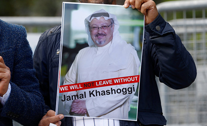 Портреты журналиста Джамала Хашогги во время демонстрации перед консульством Саудовской Аравии в Стамбуле