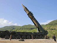 Лидер КНДР Ким Чен Ын осматривает ракету "Хвасон-14" перед испытаниями. 4 июля 2017