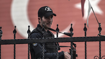 Турецкий полицейский у входа в подземную парковку
