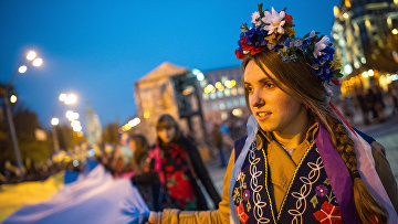 Молодежь с флагом Украины в Киеве