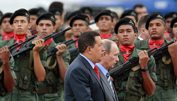 Президент Венесуэлы Уго Чавес встречает премьер-министра России Владимира Путина в аэропорту Каракаса