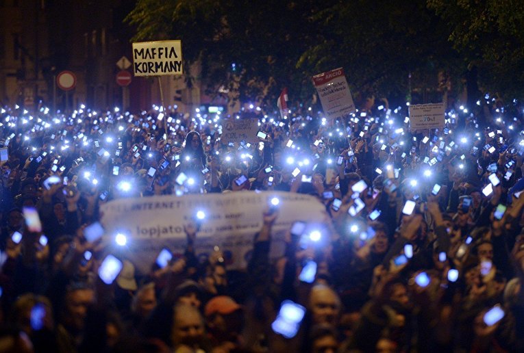 Акция протеста против налога на интернет в Будапеште
