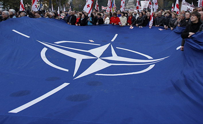 Флаг НАТО во время митинга в Тбилиси, Грузия