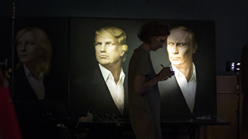 Портреты Дональда Трампа и Владимира Путина в пабе Union Jack в Москве