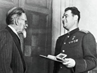 Калинин вручает медаль Черняховскому Калинин вручает медаль Черняховскому
