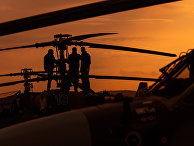 Пилоты у вертолета Ка-52 "Аллигатор" на забайкальском полигоне "Цугол", где проходит основной этап военных маневров "Восток-2018"
