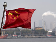 Китайский флаг перед шанхайским нефтеперерабатывающим заводом компании Gaoqiao