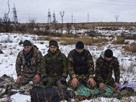 Чеченцы, воюющие на стороне пророссийских ополченцев на востоке Украины, молятся у блокпоста в городе Зугрэс Донецкой области