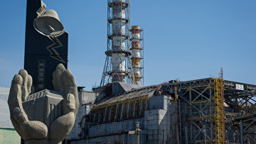 Четвертый энергоблок ЧАЭС и Памятный знак "Героям, профессионалам – тем, кто защитил мир от ядерной беды" в Чернобыльской Зоне Отчуждения