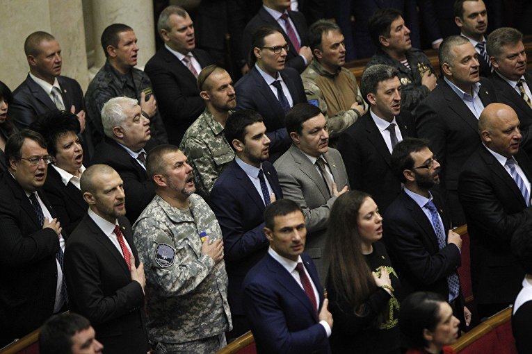 Депутаты Верховной рады поют гимн Украины