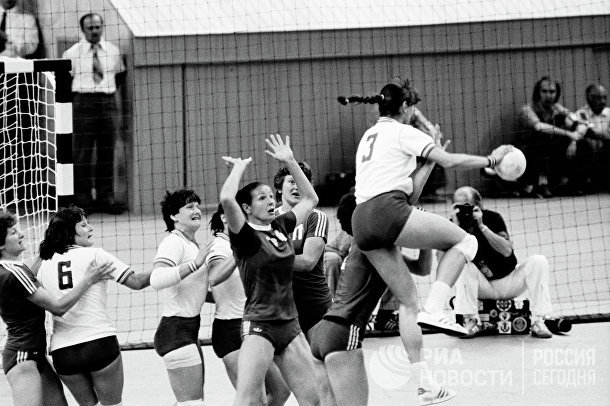 Гандболистки сборных команд СССР и ГДР во время соревнований по ручному мячу на XXII Олимпийских играх в Москве