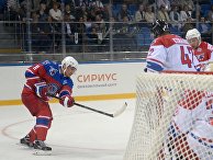 Президент РФ В. Путин принимает участие в хоккейном матче чемпионов НХЛ и Правления и почетных гостей НХЛ Президент РФ В. Путин принимает участие в хоккейном матче чемпионов НХЛ и Правления и почетных гостей НХЛ