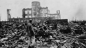 Выживший во время атомной бомбардировки Хиросимы у здания Выставочного центра Торгово-промышленной палаты