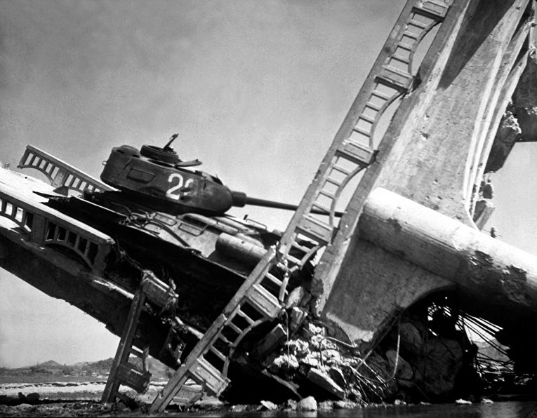 Северокорейский Т-34-85 на мосту, уничтоженном авиацией США