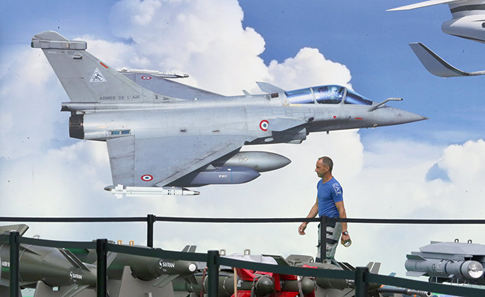 Фотография французского истребителя Dassault Rafale в одном из павильонов Международного авиакосмического салона в Ле Бурже