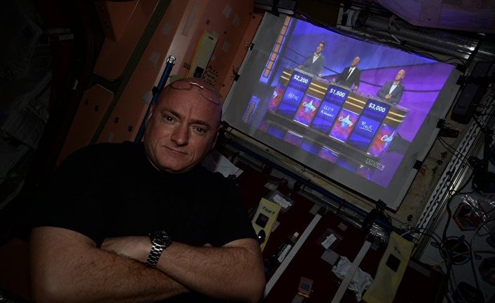 Астронавт Скотт Келли смотрит шоу, в котором участвует его брат Марк