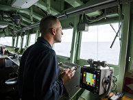 Член экипажа на мостике корабля «Маунт Уитни» ВМС США во время военных учений НАТО в Норвежском море