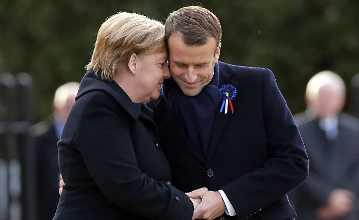 Президент Франции Эммануэль Макрон и канцлер Германии Ангела Меркель во время церемонии в Компьене