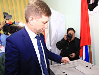 Кандидат в губернаторы Хабаровского края Сергей Фургал вов время голосования на выборах главы региона Кандидат в губернаторы Хабаровского края Сергей Фургал вов время голосования на выборах главы региона