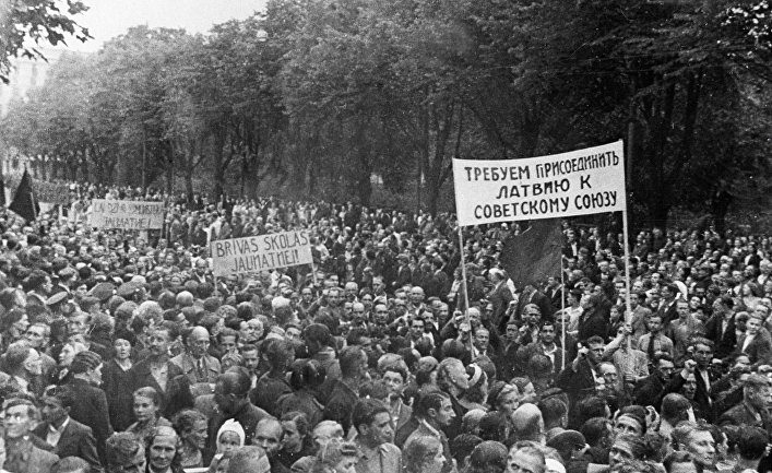 Демонстрация трудящихся города Риги, требующих присоединения Латвии к СССР, июль 1940 года