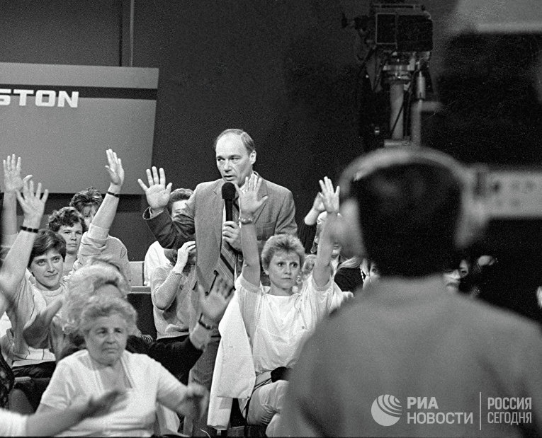 Ведущий Владимир Познер во время телемоста Ленинград-Бостон