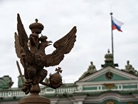 Двуглавый орел на ограде Александровской колонны на Дворцовой площади в Санкт-Петербурге Двуглавый орел на ограде Александровской колонны на Дворцовой площади в Санкт-Петербурге