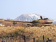 Башня от среднего советского танка Т-54, установленные на бетонных казематах, на острове Шикотан Сахалинской области Башня от среднего советского танка Т-54, установленные на бетонных казематах, на острове Шикотан Сахалинской области