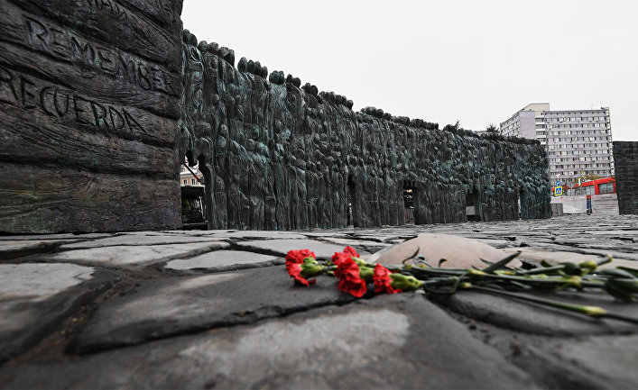 Монумент жертвам политических репрессий "Стена скорби" в Москве. 27 октября 2017