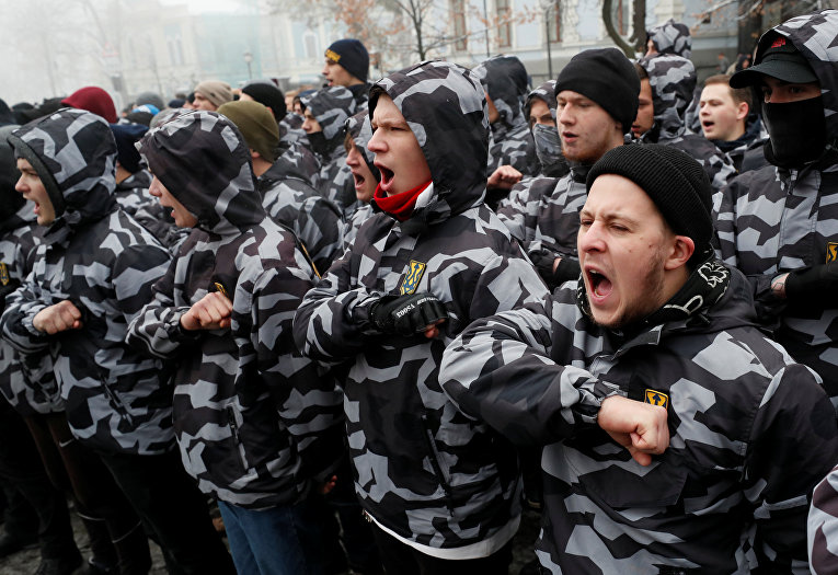 Активисты ультраправых организаций во время митинга в поддержку ВМС Украины в Киеве