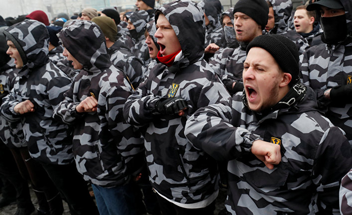 Активисты ультраправых организаций во время митинга в поддержку ВМС Украины в Киеве