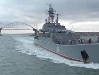 Большой десантный корабль Черноморского флота "Азов" выполняет переход по Керченскому проливу. 6 сентября 2017