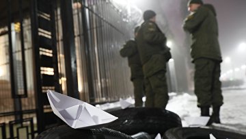 Бумажный кораблик во время акции протеста перед посольством России в Киеве