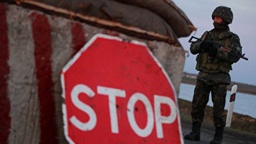 Украинский военный на контрольно-пропускном пункте в селе Чонгар Херсонской области Украины