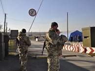 Украинские пограничники на контрольно-пропускном пункте Украинские пограничники на контрольно-пропускном пункте