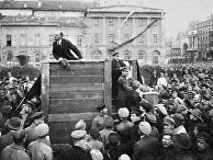Выступление Владимира Ленина с трибуны на площади перед народом и соратниками Выступление Владимира Ленина с трибуны на площади перед народом и соратниками