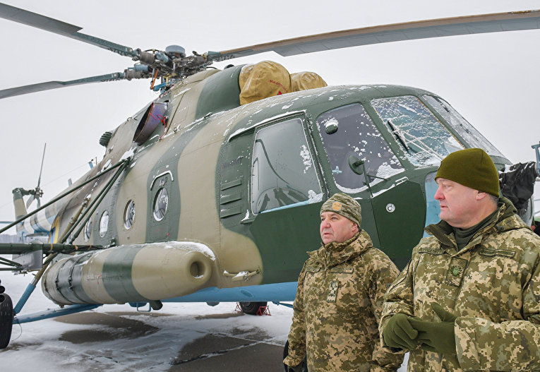 Президент Украины Петр Порошенко (справа) и министр обороны Степан Полторак