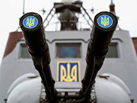 Эмблема Украины на борту корабля берегового охраны в порту Мариуполя Эмблема Украины на борту корабля берегового охраны в порту Мариуполя