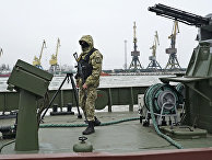 Украинский военнослужащий на борту корабля береговой охраны в Мариуполе Украинский военнослужащий на борту корабля береговой охраны в Мариуполе