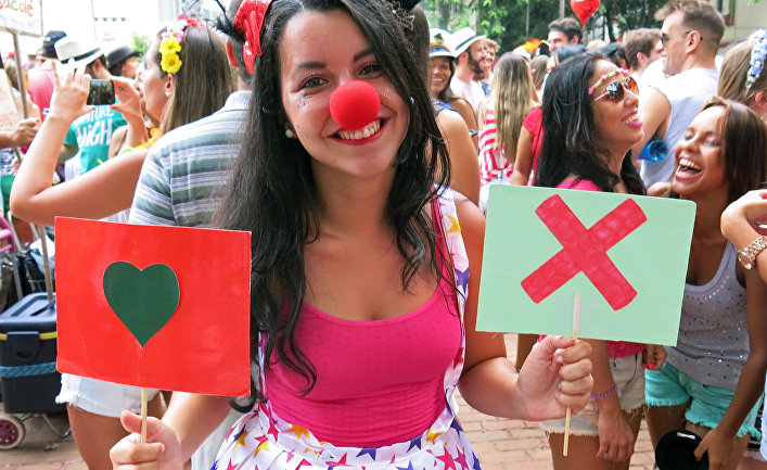 Девушка с символами, которые используются в приложении для знакомств Tinder, на посвященной Tinder вечеринке Match Comigo в Рио-де-Жанейро, Бразилия