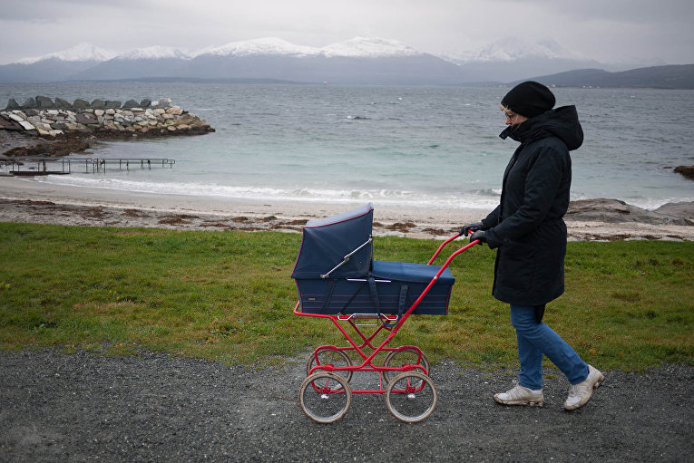 Женщина с коляской в Норвегии