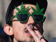 Курящий человек в Оттаве, Канада